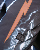 RVCA x Clay Marzo Trunk in Black Resin 21 inch, 94% recycled polyester 6% elastane 4-way stretch regular fit boardshort met fly gusset patch achterzak VA patch cut-and-sew zijpanelen en Clay x RVCA patch op linkerbeen, verkrijgbaar bij Revert 95 Haarlem