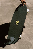 Globe Frothy Surfskate in Sea Saw colorway, 29.5 inch breed surfskate met Slant Surf trucks, 65mm/83A wielen en Resin-7 maple deck, volledig gemonteerd en direct rijklaar, verkrijgbaar bij Revert 95 Haarlem