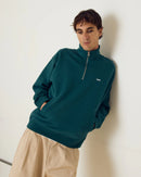 Obey Established Works Bold Mockneck Mediterranea, heavyweight mockneck sweater van 58% cotton 42% polyester met zichtbare metalen rits, welt zakken en rib knit afwerking, regular fit, verkrijgbaar bij Revert 95 Haarlem