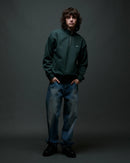Obey Established Works Bold Mockneck Green Gables, heavyweight mockneck sweater van 58% katoen 42% polyester met doorlopende metalen rits en geborduurd logo, verkrijgbaar bij Revert 95 Haarlem