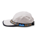 KAVU Fleece Strapcap in de kleuren Natural en Portside, verkrijgbaar bij Revert 95 Haarlem
