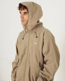 Obey Sota Shell Jacket in Mermaid, 65% cotton 35% nylon technische shell jacket met 2-way Vislon zipper adjustable 3-piece hood hidden zip on-seam pockets elasticated cuffs adjustable bungee hem laminated shell fabric en logo embroidery in relaxed fit, verkrijgbaar bij Revert 95 Haarlem