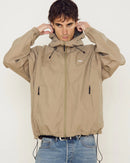 Obey Sota Shell Jacket in Mermaid, 65% cotton 35% nylon technische shell jacket met 2-way Vislon zipper adjustable 3-piece hood hidden zip on-seam pockets elasticated cuffs adjustable bungee hem laminated shell fabric en logo embroidery in relaxed fit, verkrijgbaar bij Revert 95 Haarlem