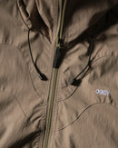 Obey Sota Shell Jacket in Mermaid, 65% cotton 35% nylon technische shell jacket met 2-way Vislon zipper adjustable 3-piece hood hidden zip on-seam pockets elasticated cuffs adjustable bungee hem laminated shell fabric en logo embroidery in relaxed fit, verkrijgbaar bij Revert 95 Haarlem