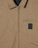 Obey Ledger Blouson Jacket Latte, gevoerd jack van 90% polyester 10% wol met metalen rits, welt zakken en elastische taille, relaxed fit, verkrijgbaar bij Revert 95 Haarlem