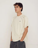 Obey Contrast Stitch Tee Silver Birch, t-shirt van 100% cotton met rib neckband, contraststiksels en geborduurde Obey branding, relaxed fit, maten S-XXL, verkrijgbaar bij Revert 95 Haarlem