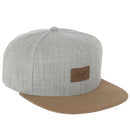 Reell Suede Cap, 80% cotton 20% suede 6-panel ball cap geïnspireerd op jaren 50 stijlen met flat suede rand aan klep kleur-geblokeerd design embossed Reell Script Logo Patch op voorkant en script logo flag snapback closure one size fits most, verkrijgbaar bij Revert 95 Haarlem