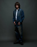 Obey Classic Baggy Denim Oil Stained Indigo, denim jeans van 100% cotton met shank button closure, button fly en 5-pocket styling, relaxed fit straight leg, taillemaatjes 28-38, verkrijgbaar bij Revert 95 Haarlem
