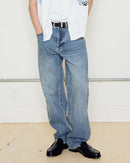 Obey Boxcar Straight Leg Denim in Heavy Vintage Indigo, 100% cotton 13.5 oz heavyweight denim relaxed fit straight leg jeans met 5-pocket design buttons en rivets met Obey lettering sewn-on eyes patch en deep blue vintage wash met fade-outs, verkrijgbaar bij Revert 95 Haarlem