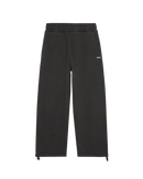 Obey Lowercase Pigment Sweatpant Black Olive, extra heavyweight fleece joggingbroek van 100% cotton met elastische taille en beenopeningen, geborduurd logo op het been, relaxed fit, maten S-XXL, verkrijgbaar bij Revert 95 Haarlem