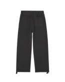 Obey Lowercase Pigment Sweatpant Black Olive, extra heavyweight fleece joggingbroek van 100% cotton met elastische taille en beenopeningen, geborduurd logo op het been, relaxed fit, maten S-XXL, verkrijgbaar bij Revert 95 Haarlem