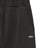 Obey Lowercase Pigment Sweatpant Black Olive, extra heavyweight fleece joggingbroek van 100% cotton met elastische taille en beenopeningen, geborduurd logo op het been, relaxed fit, maten S-XXL, verkrijgbaar bij Revert 95 Haarlem