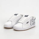 Detail van het oversized Etnies logo op de Etnies Fader White Navy.