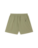 Obey Travel Short in Vetiver, 92% polyester 8% spandex 3.5 oz lichtgewicht short met elastic waistband rounded drawcord faux fly front slash pockets zipper closure back welt pocket reflective Obey logo op been relaxed fit 7 inch inseam in gedempte olijfgroene Vetiver colorway, verkrijgbaar bij Revert 95 Haarlem