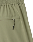 Obey Travel Short in Vetiver, 92% polyester 8% spandex 3.5 oz lichtgewicht short met elastic waistband rounded drawcord faux fly front slash pockets zipper closure back welt pocket reflective Obey logo op been relaxed fit 7 inch inseam in gedempte olijfgroene Vetiver colorway, verkrijgbaar bij Revert 95 Haarlem