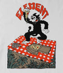 Element x Floor Van Het Nederend Pizza SS Tee White met full-color Malvin The Cat backprint staand op een rood geblokt tafelkleed met Element logo op pizzadoos, verkrijgbaar bij Revert 95 Haarlem