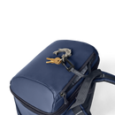 YETI Daytrip 20L Insulated Backpack in Classic Navy, geïsoleerde backpack koeler met ColdCell Flex Insulation leakproof liner easy-open zipper padded shoulder straps zippered lid pocket front stash pocket dual side pockets 33 blikjes capaciteit compatible met YETI Ice Sheets en Food Storage, verkrijgbaar bij Revert 95 Haarlem