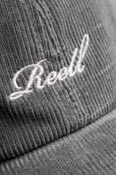 Reell Single Script Cap, 6-panel snapback met curved peak embroidered Reell script logo op voorkant embroidered ventilation eyelets en adjustable snapback closure verkrijgbaar in Black Cord Blue Grey Cord Blue Steel en Vintage Burgundy Cord, verkrijgbaar bij Revert 95 Haarlem