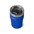 YETI Rambler 16 oz Stackable Cup V2 in Royal Blue, 18/8 roestvrij staal double-wall vacuum insulated stapelbare beker met MagSlider Lid en DuraCoat Royal Blue kleurcoating cupholder compatible en vaatwasserbestendig, verkrijgbaar bij Revert 95 Haarlem