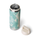YETI Rambler 26 oz Bottle in Sea View Seafoam Pattern 769 ml, 18/8 roestvrij staal double-wall vacuum insulated bottle met Chug Cap TripleHaul handle shatter-resistant spout wide mouth DuraCoat gemarmerd seafoam patroon No Sweat design vaatwasserbestendig BPA vrij 5 jaar garantie, verkrijgbaar bij Revert 95 Haarlem
