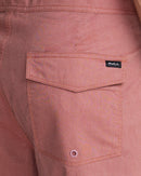 RVCA Trax 18 inch Boardshort in Rust, 52% cotton 43% polyester 5% elastane boardshort met drawcord closure button fly mini motors patch op linkerbeen en back patch pocket met RVCA solo label in warme roestige Rust colorway, verkrijgbaar bij Revert 95 Haarlem
