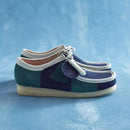 Clarks Originals Wallabee in Blue/Green Stripe met gestreept suède bovenwerk, handgenaaide apron seam en natuurlijke pebble crêpezool, verkrijgbaar bij Revert 95 Haarlem