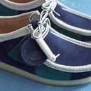 Clarks Originals Wallabee in Blue/Green Stripe met gestreept suède bovenwerk, handgenaaide apron seam en natuurlijke pebble crêpezool, verkrijgbaar bij Revert 95 Haarlem