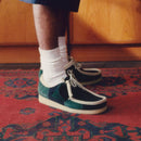 Clarks Originals Wallabee in Blue/Green Stripe met gestreept suède bovenwerk, handgenaaide apron seam en natuurlijke pebble crêpezool, verkrijgbaar bij Revert 95 Haarlem