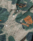 Dark Seas Bloom Tee Aloe, relaxed fit t-shirt van 100% cotton met graphic op linkerborst en achterkant, ribbed crew hals, verkrijgbaar bij Revert 95 Haarlem
