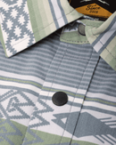 Dark Seas Roadrunner Short Sleeve Shirt in Storm, poly katoen spandex woven performance shirt met stretch UV bescherming anti-microbieel en moisture wicking met scalloped hem, verkrijgbaar bij Revert 95 Haarlem