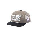 Dark Seas Lovers 5-Panel Trucker Cap in Olive Black, ongestructureerde cotton blend trucker snapback met Dark Seas logo op de voorkant en verstelbare snapback sluiting, verkrijgbaar bij Revert 95 Haarlem