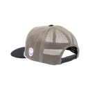 Dark Seas Lovers 5-Panel Trucker Cap in Olive Black, ongestructureerde cotton blend trucker snapback met Dark Seas logo op de voorkant en verstelbare snapback sluiting, verkrijgbaar bij Revert 95 Haarlem