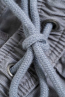 Reell Reflex Easy Short in Superior Light Grey, 80% katoen 16% polyester 4% elastan Flex-stof short met elastische koordtaille opgestikte achterzakken en subtiele Reell branding in lichte koele grijze kleur, verkrijgbaar bij Revert 95 Haarlem