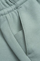 Reell Surface Short in Waffle colorways, 58% polyester 39% katoen 3% elastaan waffle stof short met elastische drawstring taille achterzakken en minimalistisch Reell branding label verkrijgbaar in Waffle Oatmeal, Waffle Chinois Green en Waffle Black, verkrijgbaar bij Revert 95 Haarlem