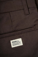 Reell Loose Flex Chino Short PC in Chocolate Brown, 56% katoen 42% polyester 2% elastaan Flex Twill losse rechte chino short met lage kruisnaad verborgen YKK zip-fly zijzakken achterzakken en riemlussen in warme bruine kleur, verkrijgbaar bij Revert 95 Haarlem