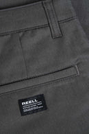 Reell Loose Flex Chino PC broek in Vulcan Grey, loose fit chino van dubbel geverfd polycotton met chino-details en subtiele Reell branding, verkrijgbaar bij Revert 95 Haarlem