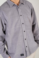 Reell Strike Shirt in Grey Purple, regular straight fit corduroy overhemd van 100% katoen 16-Wale Corduroy met twee knopen per manchet en geweven label op de schouder, verkrijgbaar bij Revert 95 Haarlem