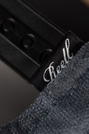 Reell Suede Cap, 80% cotton 20% suede 6-panel ball cap geïnspireerd op jaren 50 stijlen met flat suede rand aan klep kleur-geblokeerd design embossed Reell Script Logo Patch op voorkant en script logo flag snapback closure one size fits most, verkrijgbaar bij Revert 95 Haarlem