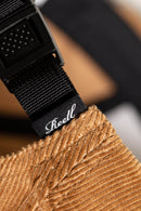 Reell 5-Panel Cap Cord, 100% cotton corduroy relaxed 5-panel snapback met structural brim stitching Reell woven logo patch op voorkant adjustable snapback closure met logo flag en woven brand label verkrijgbaar in Copper Brown Cord Hedge Cord en Black, verkrijgbaar bij Revert 95 Haarlem