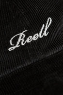 Reell Single Script Cap, 6-panel snapback met curved peak embroidered Reell script logo op voorkant embroidered ventilation eyelets en adjustable snapback closure verkrijgbaar in Black Cord Blue Grey Cord Blue Steel en Vintage Burgundy Cord, verkrijgbaar bij Revert 95 Haarlem