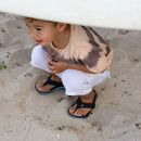 Reef Little Ahi Slipper Tropical Dream met waterbestendige synthetische strap, tropische print en geprint EVA voetbed met backstrap, verkrijgbaar bij Revert 95 Haarlem