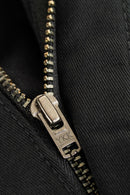 Reell Loose Flex Chino PC in Deep Black, 56% katoen 42% polyester 2% elastaan Flex Twill losse rechte chino broek met normale bundhoogte lage kruisnaad verborgen YKK zip-fly zijzakken achterzakken en riemlussen in cleane zwarte colorway, verkrijgbaar bij Revert 95 Haarlem
