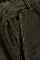 Reell Reflex Loose Chino in Olive Square Cord, relaxed loose fit corduroy broek met elastische drawstring tailleband en YKK ritssluiting, verkrijgbaar bij Revert 95 Haarlem