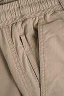 Reell Reflex Original Light Weight broek, lichtgewicht Flex Twill tapered fit met vijf-pocket design en elasticated drawstring waistband verkrijgbaar in Light Olive en Deep Black, verkrijgbaar bij Revert 95 Haarlem
