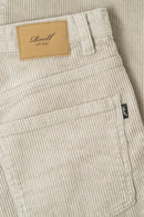 Reell Solid corduroy broek in Beige Cord, straight fit met zachte ribstructuur en klassiek 5-pocket design in warme beige kleur, verkrijgbaar bij Revert 95 Haarlem