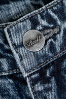 Clean denim, dagelijkse basis. De Reell Denim Solid in Smokey Blue is gemaakt om elke dag te dragen.