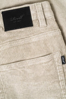 Reell Belmont Short in Beige Cord, 100% cotton corduroy baggy fit short met drop crotch wijde rechte pijp five-pocket constructie fly button zip-fly en low-key Reell patch branding in warme beige corduroy kleur, verkrijgbaar bij Revert 95 Haarlem