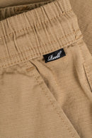 Reell Reflex Easy Cargo Short BR in Dark Sand, lichtgewicht Baby Ripstop cargo short met geritste zijzakken en welted zakken in warme beige zandkleur, verkrijgbaar bij Revert 95 Haarlem.
