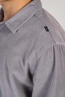 Reell Strike Shirt in Grey Purple, regular straight fit corduroy overhemd van 100% katoen 16-Wale Corduroy met twee knopen per manchet en geweven label op de schouder, verkrijgbaar bij Revert 95 Haarlem