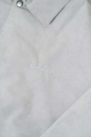 Reell Coach Jacket in Taupe, lichtgewicht waterafstotende nylon windbreaker in klassiek coach jacket silhouet met mesh voering en matte afwerking, verkrijgbaar bij Revert 95 Haarlem